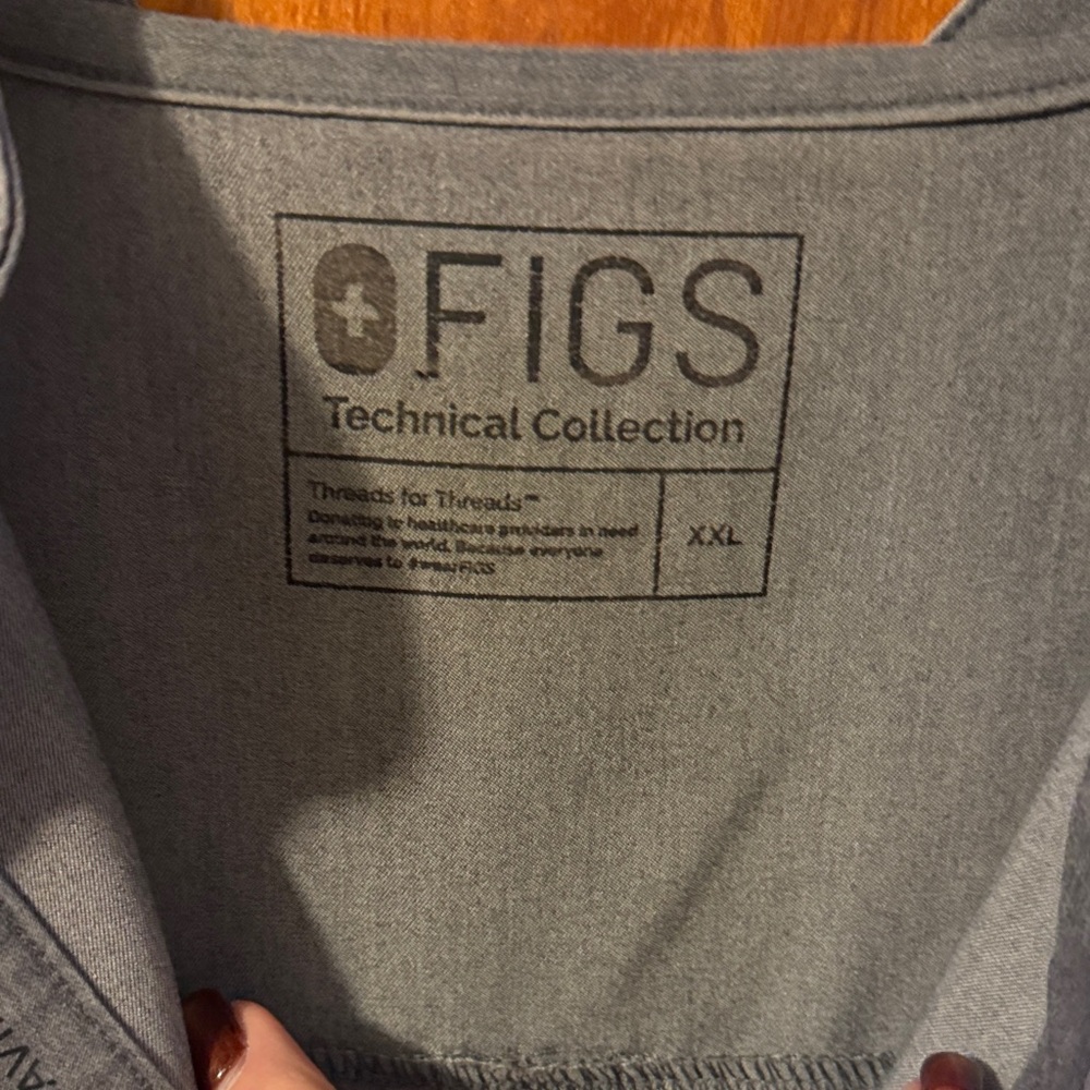 Figs Women's Charcoal Scrub Top - Picture 2 of 3